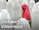 Besucherin von Grabstätte in Srebrenica