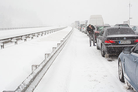 © APA/AP/Matej Leskovsek Stau auf Autobahn im Schnee