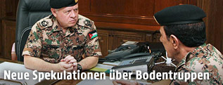 Jordaniens König Abdullah mit einem seiner Militärberater