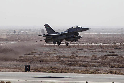 © Reuters/Petra NA Jordanischer Kampfjet beim Start