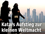 Verschleierte Frauen vor der Skyline von Doha, Katar