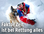 Bergretter mit Lawinenhund
