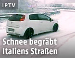 Auto auf schneebedeckter Straße