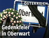 Ortstafel von Oberwart mit einem Blumenstrauß