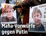 Demonstranten halten Plakate mit einem Bild von Alexander Litwinenko