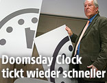 Wissenschaftler Richard Somerville hält Bild der Doomsday Clock