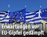 Europäische und griechische Fahnen