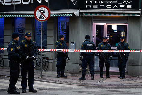© Reuters/Leonhard Foeger Polizisten vor einem Internetcafe