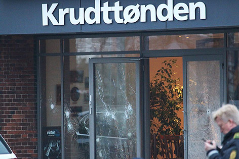 Fensterglas mit Einschusslöchern