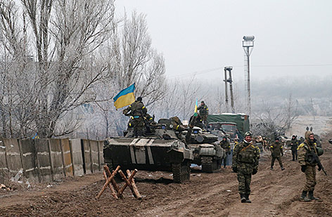 © AP/Petr David Josek Ukrainische Soldaten parken Panzer