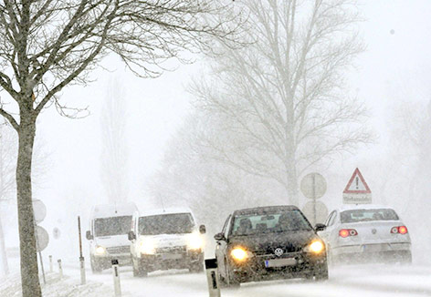 © APA/Herbert Pfarrhofer Pkw fahren auf einer verschneiten Fahrbahn in NÖ