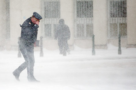 © APA/Georg Hochmuth Polizist in Schneesturm