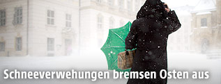 Frau mit Schirm im Schnee