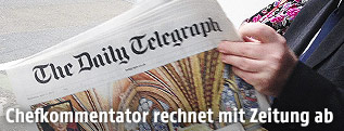 Mann liest eine Daily-Telegraph-Ausgabe