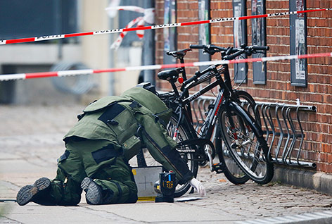 © Reuters/Hannibal Hanschke Bombensonderkommando untersucht ein verdächtiges Paket
