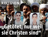 Familien der ermordeten Kopten zeigen Bilder der Opfer