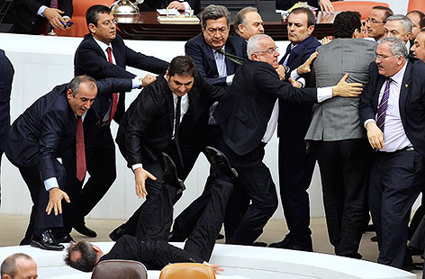 © Reuters Raufende Parlamentsabgeordnete