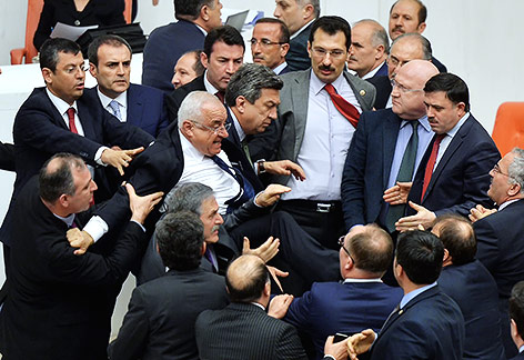 © Reuters Raufende Parlamentsabgeordnete