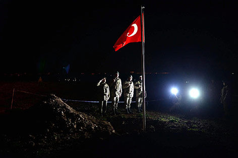 Soldaten stellen türkische Flagge auf