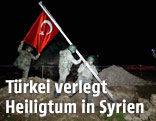 Soldaten stellen t&uuml;rkische Flagge auf