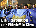 Demopnstranten in Kiew mit ukrainischen Flaggen und EU-Fahnen