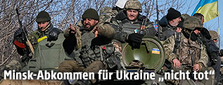 Ukrainische Soldaten auf einem Panzerfahrzeug