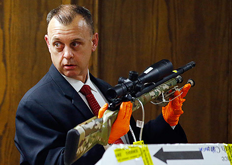 © Reuters/Mike Stone Ein Sachverständiger vor Gericht zeigt ein Gewehr