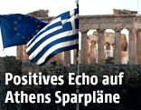 Griechische und europ&auml;ische Fahne vor Akropolis in Athen