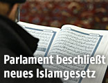 Ein Mann liest aus dem Koran