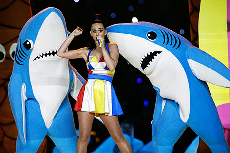 © APA/AP/David J. Phillip Katy Perry mit zwei Backgroundtänzern als Haie