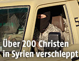 IS-Kämpfer fährt mit Auto