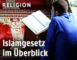 Ein Moslem betet in einer Moschee