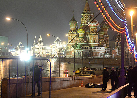 © Reuters/Pavel Bednyakov Der abgedeckte Leichnam von Boris Nemzow vor der Basilika in Moskau