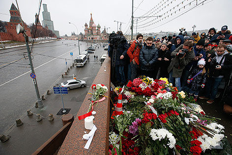 © Reuters/Sergei Karpukhin Dutzende Menschen legen Blumen am Tatort nieder