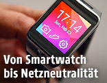 Mann h&auml;lt Smartwatch von Samsung