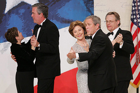 © picturedesk.com/EPA/Shawn Thew George W. Bush mit Frau Laura und Jeb Bush mit Frau Columba, Jänner 2005