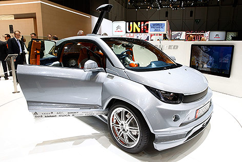 Budii im Autosalon in Genf
