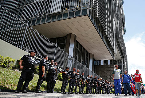 Polizisten bewachen die Petrobras-Zentrale in Rio de Janeiro