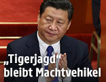 Chinas Präsident Xi Jinping klatscht während der Eröffnung des zwölften Volkskongresses