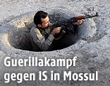 Bewaffneter Kämpfer in einem Loch im Boden