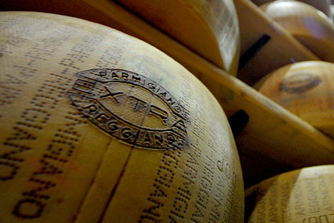 © AP/Marco Vasini Original Parmigiano-Reggiano-Käse im Lager in Parma