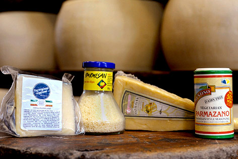 © AP/Marco Vasini Gefälschte Parmigiano-Reggiano-Produkte vor Originalkäse in Parma