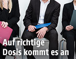 Personen mit Bewerbungsunterlagen