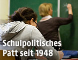 M&auml;dchen in einer Schule