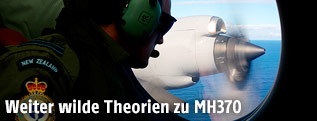 Soldat blickt aus einem Flugzeugfenster