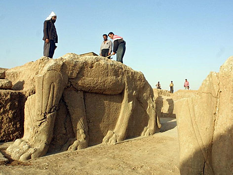 © picturedesk.com/AFP/Karim Sahib Ausgrabungen in Nimrud (Irak)