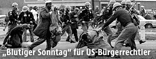 Polizisten gehen im März 1965 gehen Bürgerrechtler in Selma vor