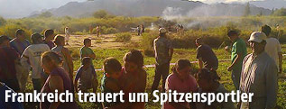 Menschen bei der Absturzstelle