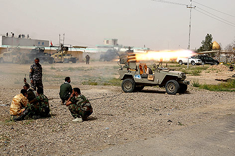 © AP/Khalid Mohammed Irakische Kämpfer feuern Raketen ab