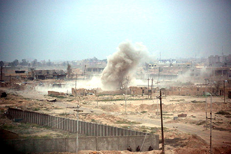 © AP/Khalid Mohammed Rauch über der zerstörten Stadt Tikrit